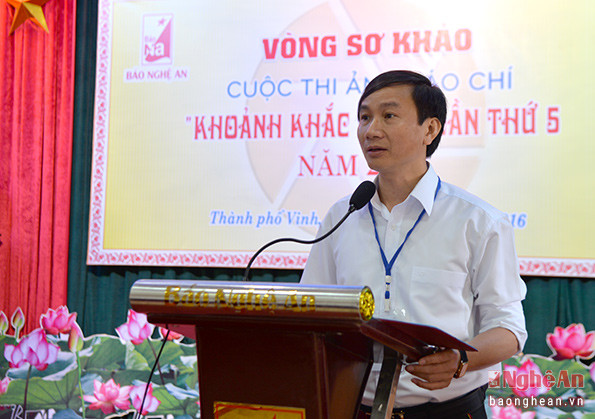 Đồng chí Trần Văn Hùng - Phó TBT Báo Nghệ An, Trưởng Ban Giám khảo khai mạc vòng sơ khảo.