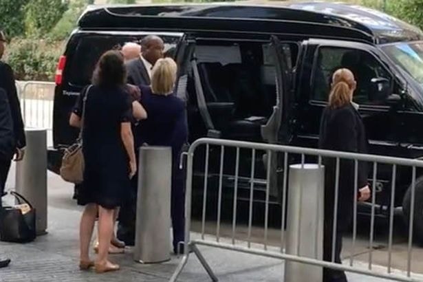 Bà Clinton được dìu ra xe sau lễ kỷ niệm 11/ 9 tại New York