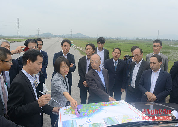 Đoàn doanh nghiệp Nhật Bản nghe giới thiệu quy hoạch chung xây dựng Khu kinh tế Đông Nam.