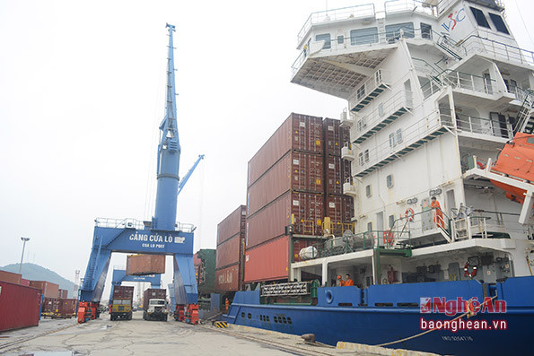 Cảng Cửa Lò cũng là điểm đến trong chuyến khảo sát lần này của các doanh nghiệp Nhật Bản quan tâm nhiều đến mức độ thuận tiện của phương thức vận tải đường biển. Họ tìm hiểu cụ thể năng lực tiếp nhận tàu, xếp dỡ hàng hóa tại cảng.