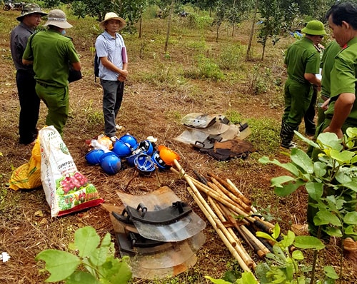 Vũ khí của nhóm người thuộc Công ty Long Sơn mang theo khi san ủi rẫy của người dân. Ảnh: Q.T