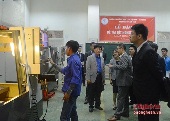 Đoàn doanh nghiệp Nhật Bản tham quan giờ học vận hành máy phay CNC của trường Cao đẳng nghề kỹ thuật công nghiệp Việt Nam - Hàn Quốc.