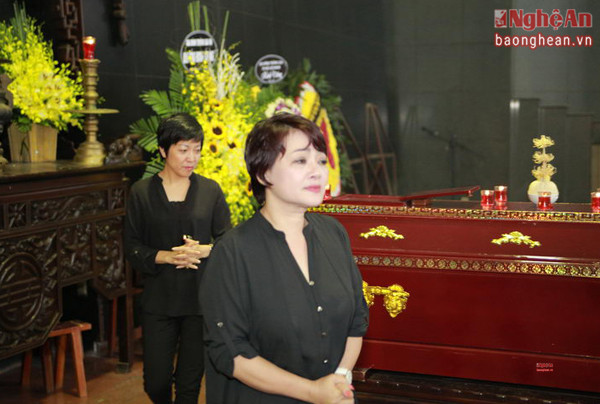 8.Nghệ sĩ hài Trà My ân hận vì không kịp đến thăm NSƯT Phạm Bằng. Chị viết trong sổ tang: 