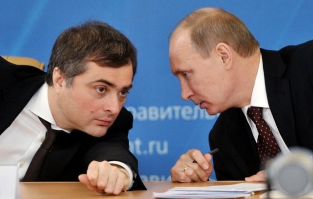 Ông Vladislav Surkov (trái), người cố vấn có sức ảnh hưởng lớn trong các quyết định của Tổng thống Putin - Ảnh: Reuters