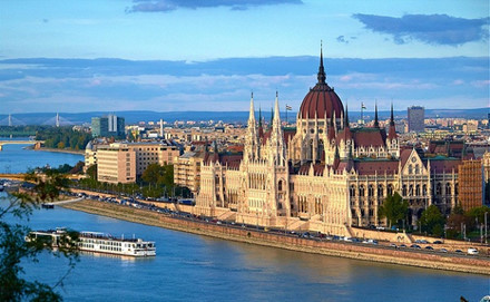 10. Budapest, Hungary được tặng nhiều danh hiệu như “Paris của Đông Âu”, “Trái tim của châu Âu”. Nằm bên bờ sông Danube thơ mộng, ấn tượng đầu tiên khi đến đây là màu xanh bao la trong thành phố, cùng với những công trình kiến trúc La Mã còn lại, những dinh thự lộng lẫy, và những thánh đường nguy nga hơn ngàn năm tuổi.