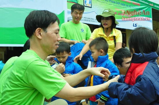 Đại diện Nhà tài trợ trao áo ấm cho học sinh Mầm non Hữu Khuông