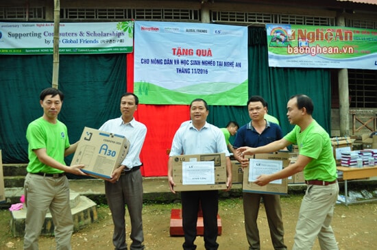 Tặng dàn máy vi tính 10 chiếc cho cô giáo Trường Tiểu học Yên Thắng 2