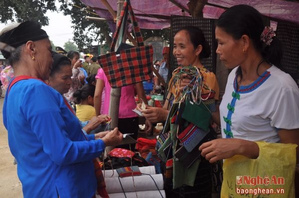 Gian hàng dệt thổ cẩm của HTX Thủ công mỹ nghệ Môn Sơn (Con Cuông) thu hút khách tại Lễ hội Môn Sơn.