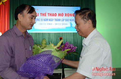 Đồng chí Lâm Văn Đoàn, Phó Tổng Biên tập Báo Nghệ An tặng hoa cho các vận động viên tham gia giải.