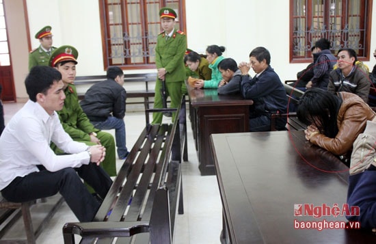  Chị Hờ Y Dềnh, vợ của tử tù Hạ Bá Hùa gục mặt khóc nức nở.