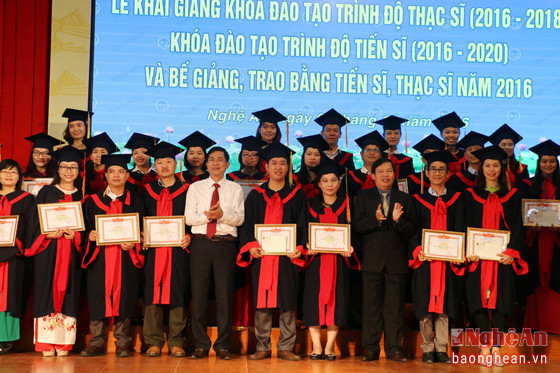 Lãnh đạo nhà trường trao bằng khen cho các học viên xuất sắc