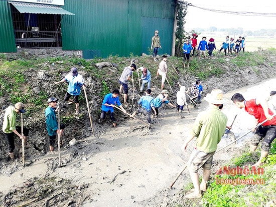 Mặc dù có những đoạn khó khăn, nhiều bùn đất nhưng các em học sinh Quỳnh Lưu 2 vẫn hoàn thành khối lượng được giao