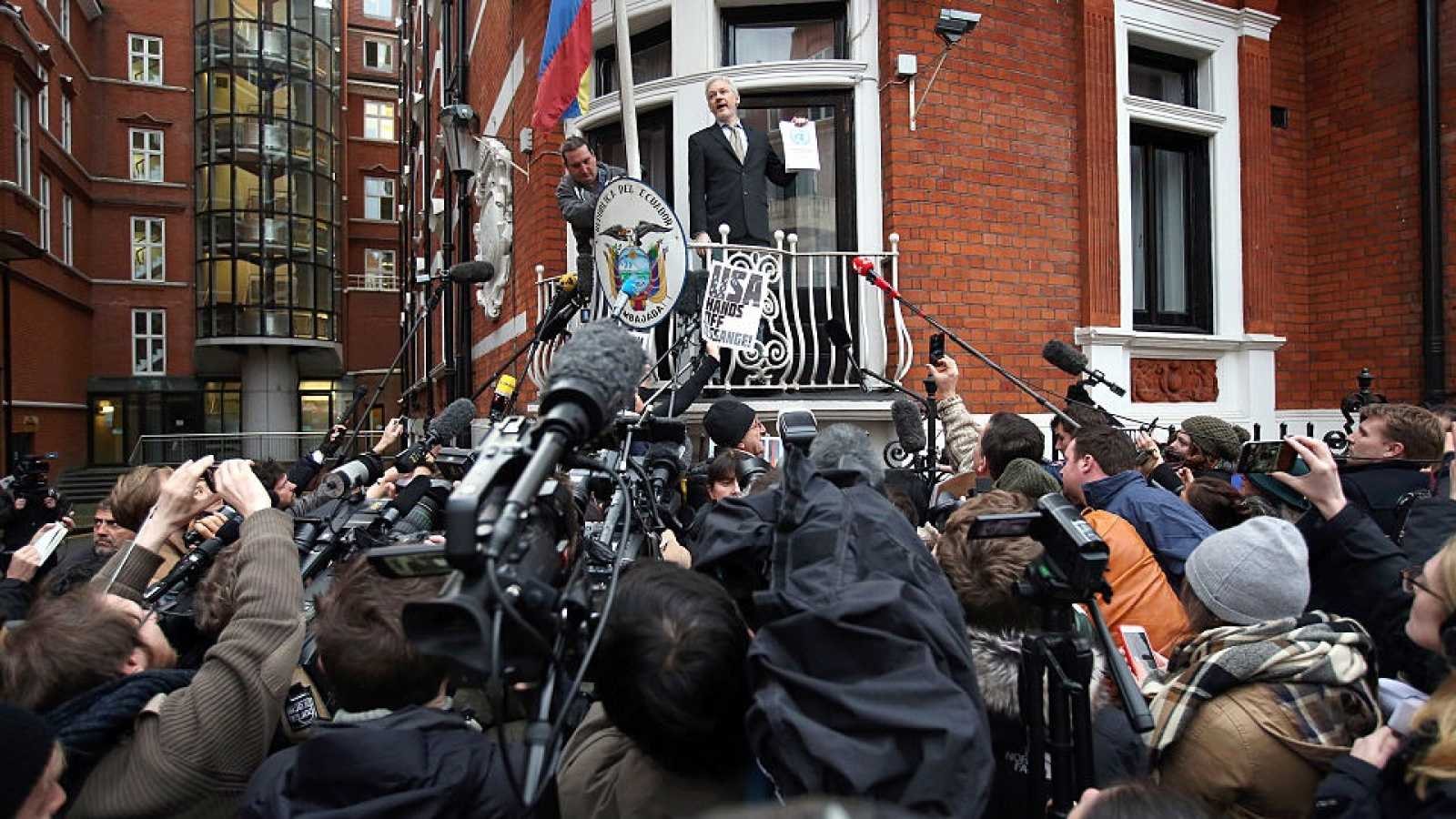 Julian Assange trả lời phỏng vấn với John Pilger trong đại sứ quán Ecuado trước cuộc bầu cử Mỹ. Ảnh: Getty.