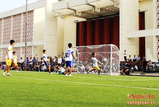 Pha ghi bàn nâng tỷ số lên 5-3 của cầu thủ Giáo xứ Đồng Kiền.