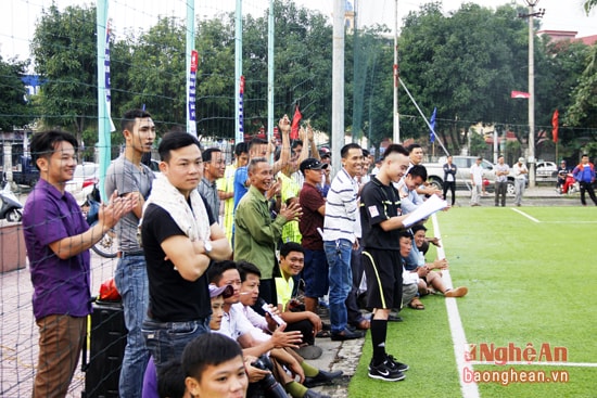 Giải đấu thu hút đông đảo cổ động viên đến xem, cổ vũ.