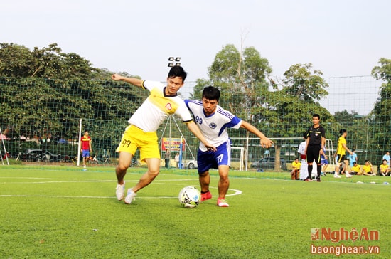 Pha tranh bóng quyết liệt của cầu thủ 2 đội.