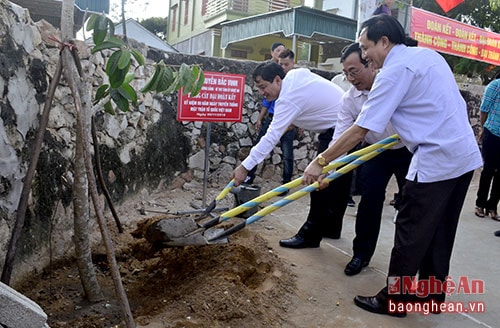 Bí thư Tỉnh ủy Nguyễn Đắc Vinh và lãnh đạo Ủy ban MTTQ tỉnh, lãnh đạo thị xã Hoàng Mai trồng cây lưu niệm tại khuôn viên nhà văn hóa thôn Đồng Minh.