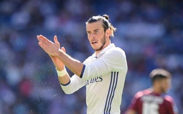 1. Gareth Bale/Real Madrid (350.000 bảng/tuần, sau thuế): Bản hợp đồng mới kí với đội bóng chủ sân Bernabeu đã biến cựu tiền vệ Tottenham trở thành cầu thủ hưởng lương cao nhất thế giới lúc này. Mức lương 350.000 bảng (sau thuế) đã giúp Bale bỏ xa người đàn anh Cristiano Ronaldo, ông hoàng lương bổng của Real trong nhiều năm qua. Bản giao kèo mới của Bale và đội bóng hoàng gia Tây Ban Nha sẽ có thời hạn đến năm 2022 với mức phí giải phóng hợp đồng lên tới 1 tỷ bảng.