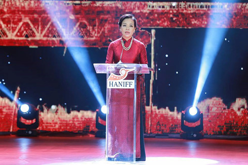 Bà Ngô Phương Lan - Cục trưởng Cục Điện ảnh, Trưởng ban Tổ chức phát biểu tại đêm bế mạc LHP Quốc tế Hà Nội lần thứ IV.