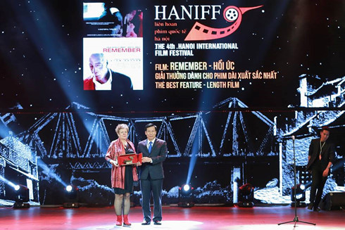 Bộ trưởng Bộ Văn hóa - Thể thao và Du lịch Nguyễn Ngọc Thiện trao giải Phim dài xuất sắc nhất cho đại diện bộ phim “Hồi ức” của Canada. 