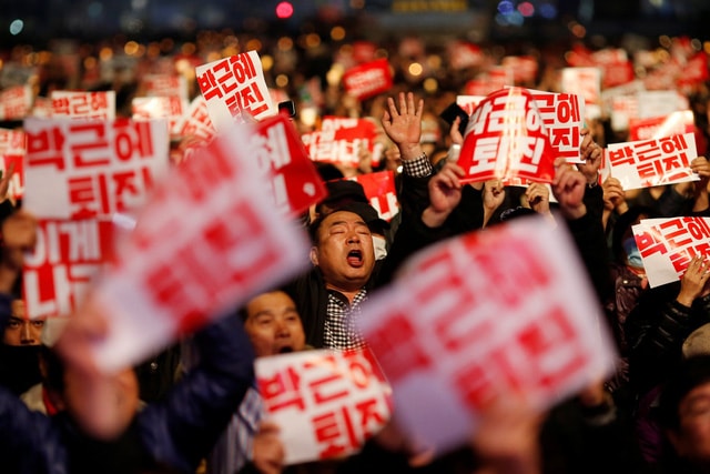 Hàng chục nghìn người xuống đường biểu tình ở Seoul ngày 5/11. (Ảnh: Reuters)