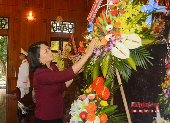 Phó Chủ tịch nước Đặng Thị Ngọc Thịnh thành kính dâng lẵng hoa tươi thắm lên anh linh Chủ tịch Hồ Chí Minh.