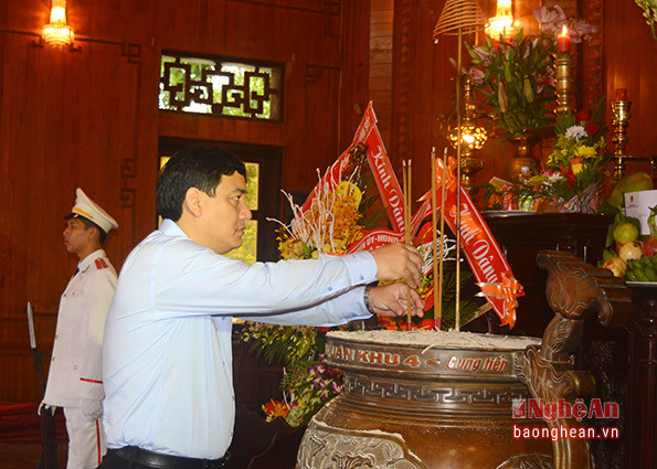 Bí thư Tỉnh ủy Nguyễn Đắc Vinh dâng nén hương thơm lên ban thờ tại Nhà tưởng niệm.
