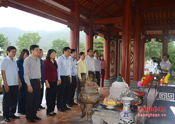 Đoàn tưởng niệm các anh hùng liệt sỹ, thanh niên xung phong tại Khu di tích lịch sử Truông Bồn.