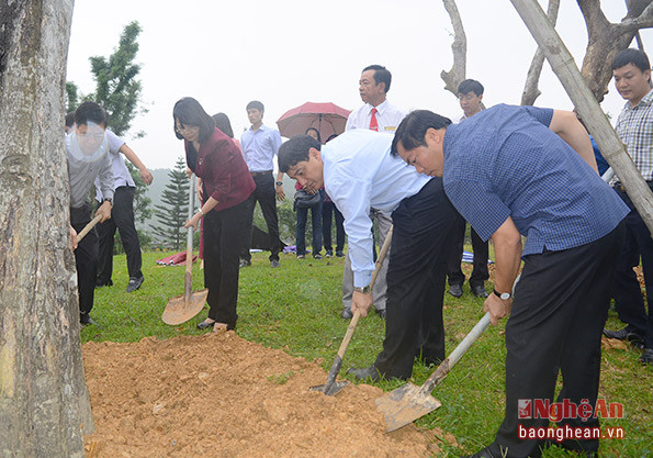 Đồng chí Đặng Thị Ngọc Thịnh trồng cây lưu niệm trong khuôn viên Khu di tích Truông Bồn.