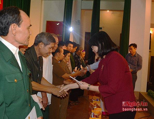 Phó Chủ tịch nước Đặng Thị Ngọc Thịnh tặng quà cho các gia đình chính sách của huyện Nam Đàn.