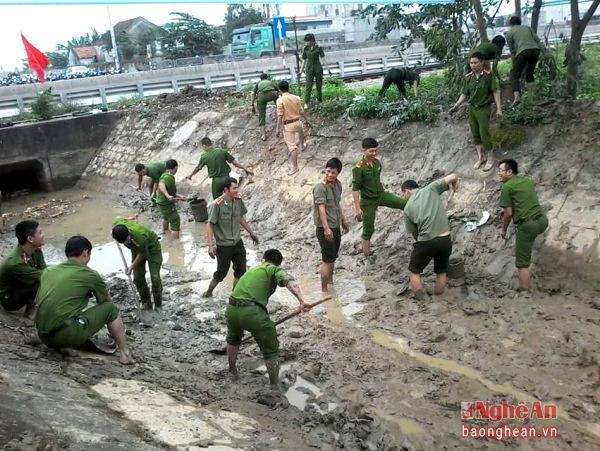 ĐVTN Công an huyện Diễn Châu nạo vét kênh mương. 