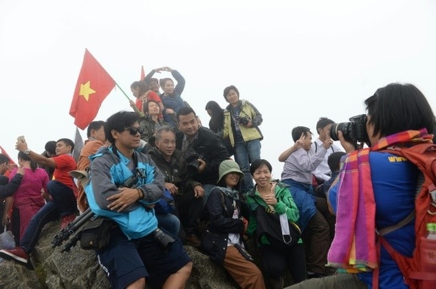Tinh trang chen chuc tren 'noc nha Dong Duong' len bao Anh hinh anh 1
