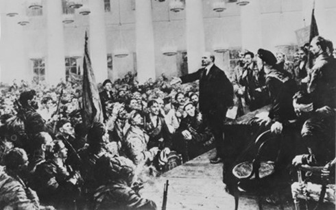 Lãnh tụ Đảng Bolshevik V.I. Lenin tuyên bố thành lập Chính quyền Xô viết Nga tại Đại hội Xô viết toàn Nga lần thứ hai, ngày 7/11/1917, tại Điện Smolny. Ảnh: TTXVN