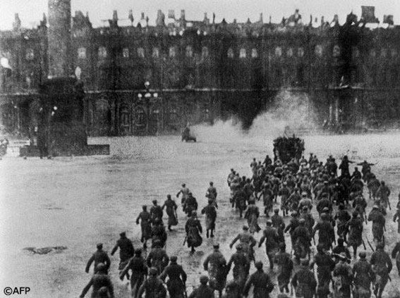 Hàng chục quả đạn pháo của các chiến sĩ Bolshevik ném vào sân của Cung điện Mùa Đông ở Petrograd, nhằm lật đổ Chính phủ lâm thời của Alexander Kerensky ngày 07 tháng 11 năm 1917.