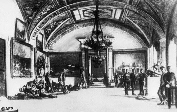 Cán bộ trẻ của quân đội chính phủ lâm thời trong Cung điện Mùa đông ở Petrograd, vào đêm trước của cuộc Cách mạng Tháng Mười.