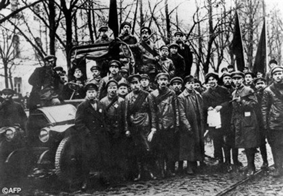 Các chiến sĩ Bolshevik bên chiếc xe tải nhỏ trong ngày 7-11-1917 tại Petrograd.