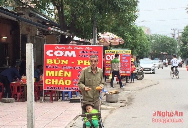 Có thể thấy các quán cơm giăng một dãy dài trên đường Tôn Thất Tùng, gần bệnh viện Sản Nhi Nghệ An. Hàng ngày, có hàng trăm khách hàng