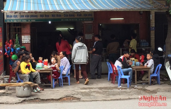 Người già, trẻ nhỏ đều vô tư ngồi ăn ngay một quán cơm ven đường, trong khi xe cộ chạy qua chạy lại, bụi khói bay vào mâm cơm là điều không thể nào tránh khỏi.