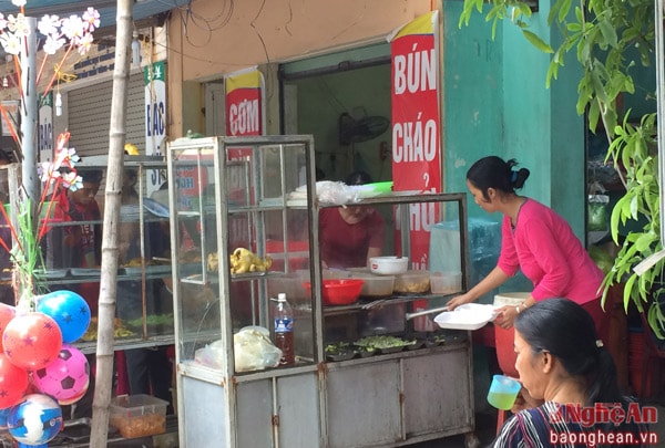 Hầu hết những tủ đựng thức ăn của các chủ hàng cơm đều giống nhau: tủ đựng đã cũ kỹ, thức ăn bày la liệt nhưng không có nắp đậy...