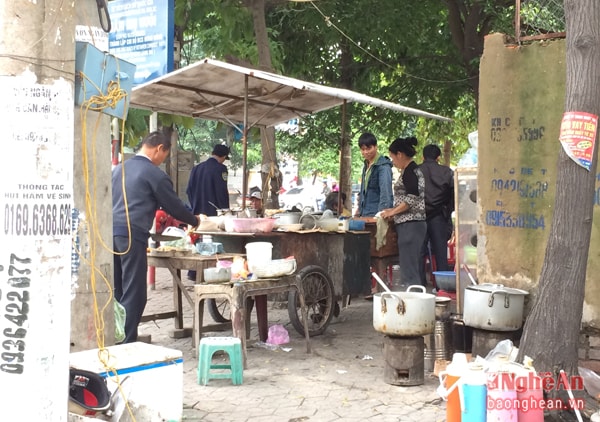 Trước bệnh viện Chấn thương chỉnh hình Nghệ An, một số xe đẩy bán cơm cũng trong tình trạng tương tự. Khu vực nấu nướng đầy khói bụi cũng gần kề với tủ đựng thức ăn đã chín.