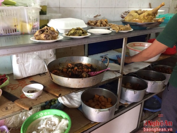 Cận cảnh một quán bán đồ ăn được cho là khá tươm tất.