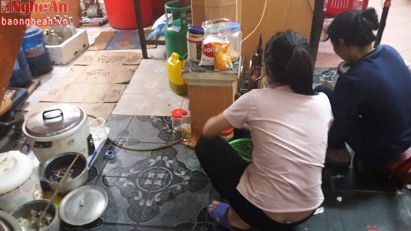 Nơi chế biến cũng hết sức lộn xộn, mất vệ sinh.