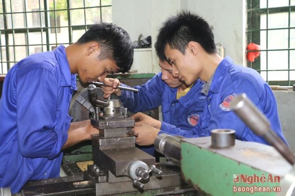 Một tiết học thực hành của sinh viên khoa cơ khí động lực.