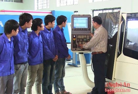 Sinh viên khoa cơ khí chế tạo - Trường ĐH Sư phạm kỹ thuật Vinh nghe hướng dẫn về máy tiện tự động.