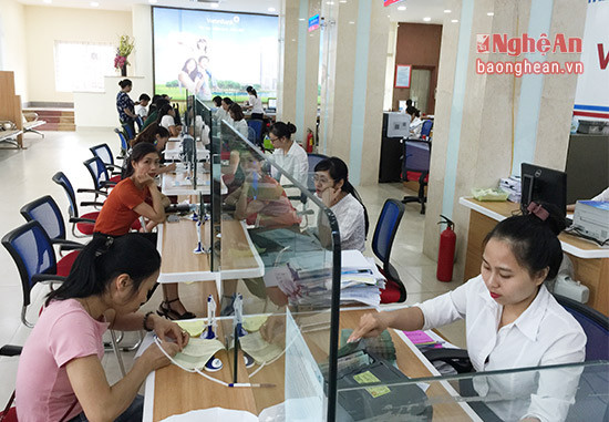 Giao dịch tại ngân hàng Vietinbank chi nhánh Nghệ An - Ảnh Việt Phương