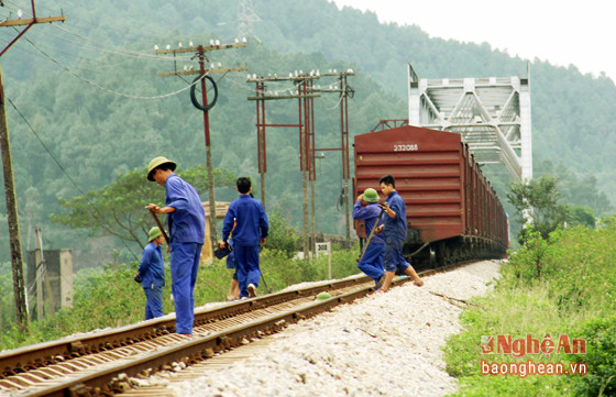 Tại km 305 + 900 thuộc địa bàn xã Nghi Long (huyện Nghi Lộc) những công nhân bảo trì đường sắt vẫn miệt mài với công việc của mình. Không phút ngơi nghỉ, ngay khi chuyến tàu vừa chuyển bánh qua họ vội vã quay trở về với công việc của mình. 