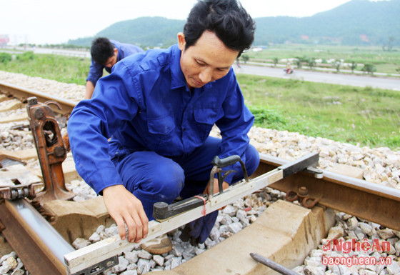 Bởi số lượt tàu di chuyển hằng năm rất lớn, hệ thống đường ray và tà vẹt thường bị mòn, đầu mối ray có thể bị gục hoặc nứt vỡ dưới đế ray. Đó là lý do cần đến những người thợ bảo dưỡng để đảm bảo an toàn cho mỗi chuyến tàu đi qua.