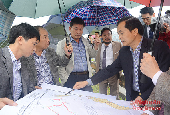 Phó Chủ tịch UBND tỉnh Lê Ngọc Hoa giới thiệu về khả năng kết nối giao thông của khu đất 70 ha của xã Thanh Khê, huyện Thanh Chương.