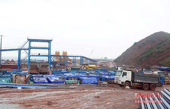 Thi công trên công trường dự án cảng biển Vissai đang triển khai tại xã Nghi Thiết, huyện Nghi Lộc.