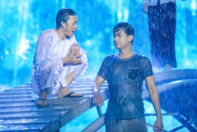  Nhiều người lo sợ thân hình gầy guộc của Hoài Linh không chịu nổi cơn mưa. Ảnh: Nguyễn Thành.